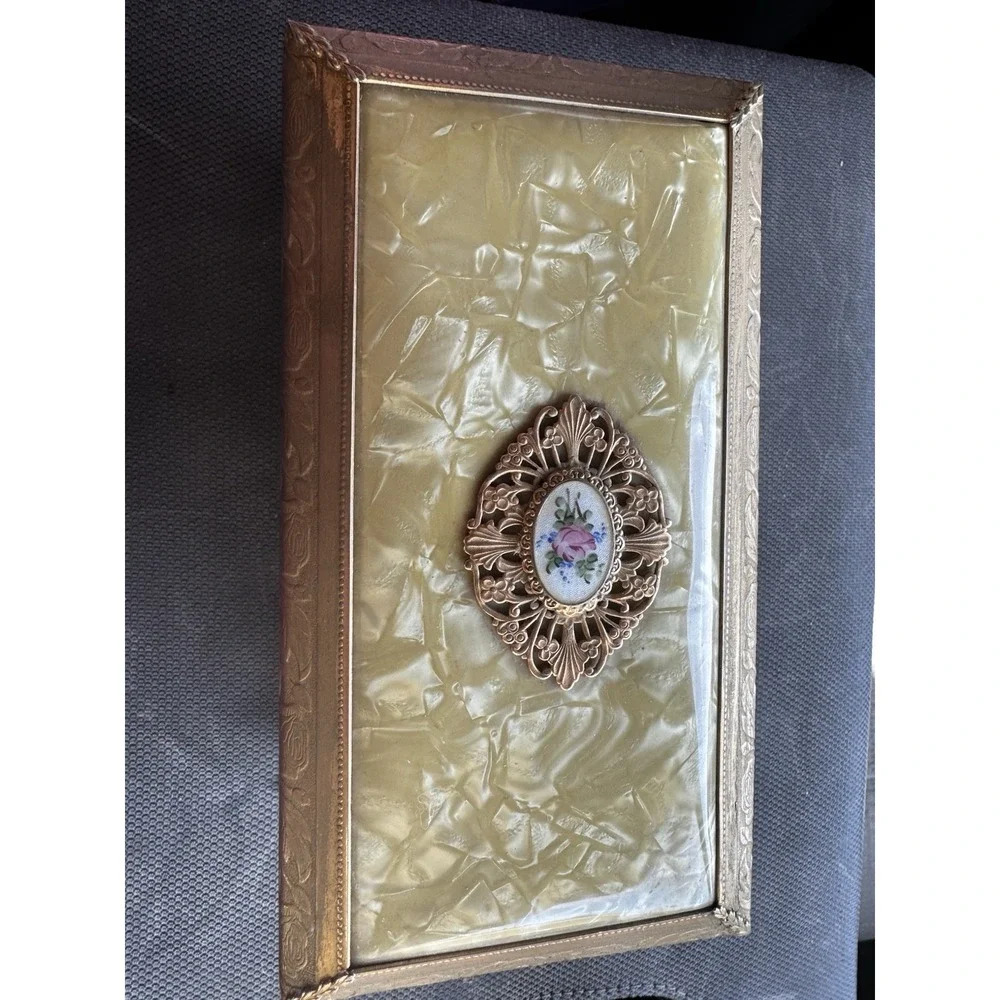 VTG MUSICAL JEWELRY BOX LE CARILLON MVMT ORNATE  GOLD FLORAL FOOTED DESIGN